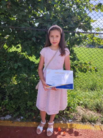 O familie de asistenți maternali din Vicovu de Sus a adoptat trei fete, surori