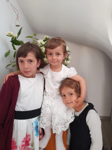 O familie de asistenți maternali din Vicovu de Sus a adoptat trei fete, surori