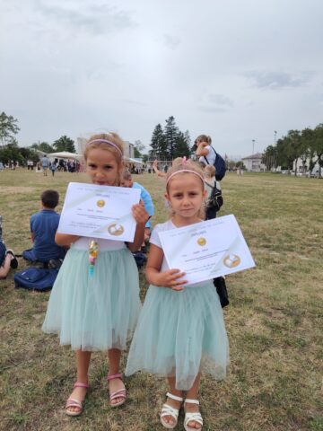 O familie de asistenți maternali din Vicovu de Sus a adoptat trei fete, surori