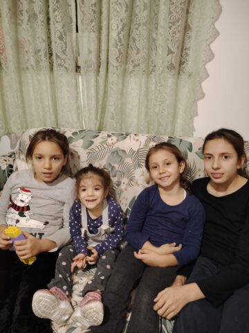 O familie de asistenți maternali din Vicovu de Sus a adoptat trei fete, surori