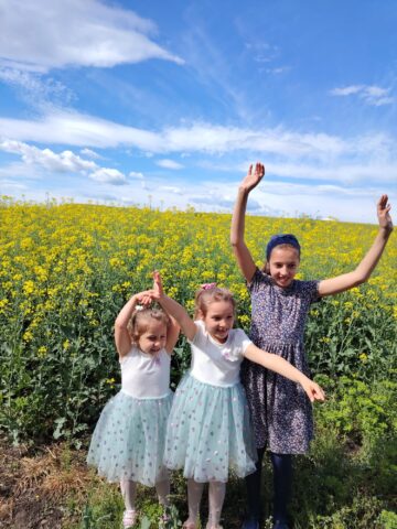 O familie de asistenți maternali din Vicovu de Sus a adoptat trei fete, surori