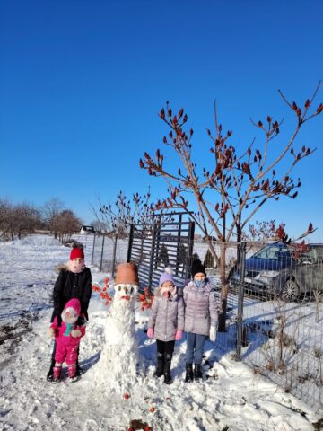 O familie de asistenți maternali din Vicovu de Sus a adoptat trei fete, surori