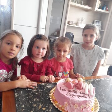 O familie de asistenți maternali din Vicovu de Sus a adoptat trei fete, surori