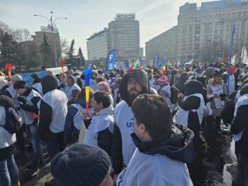 Angajați din învățământul sucevean, în protest la București