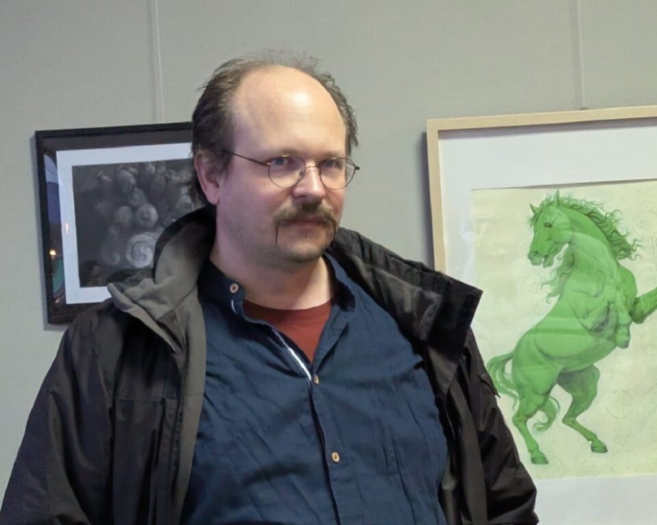 Curatorul expoziției, prof. Sorin Baciu