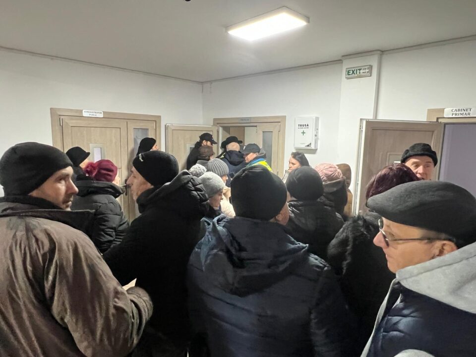 13 amenzi, de la 500 de lei la 10.000 de lei, pentru protestatarii de la Salcea, pentru pătrunderea în biroul primarului