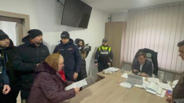 Localnicii nemulțumiți din Salcea au tăbărât peste primarul Ezekiel Belţic