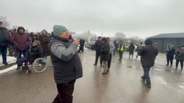 Localnicii nemulțumiți din Salcea au tăbărât peste primarul Ezekiel Belţic