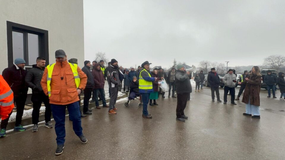 Localnicii nemulțumiți din Salcea au tăbărât peste primarul Ezekiel Belţic