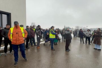 Localnicii nemulțumiți din Salcea au tăbărât peste primarul Ezekiel Belţic