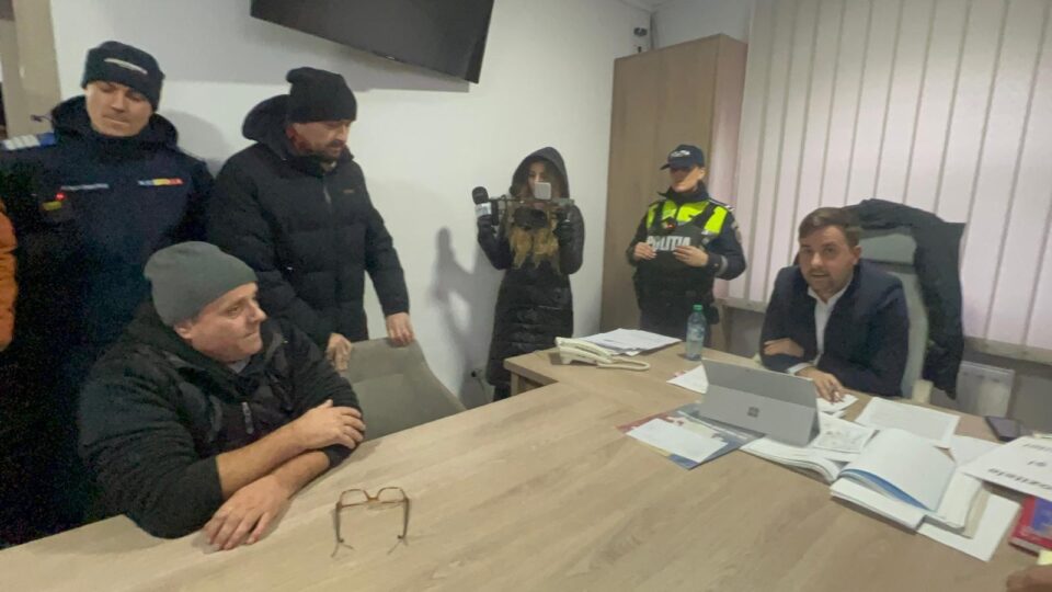Localnicii nemulțumiți din Salcea au tăbărât peste primarul Ezekiel Belţic