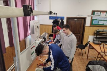 Elevi ai Colegiului „S. Isopescu” au nevoie de voturile noastre pentru a ajunge în finala unui concurs din domeniul electrotehnic