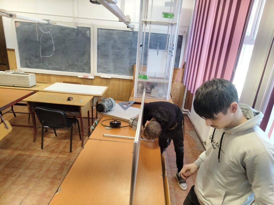 Elevi ai Colegiului „S. Isopescu” au nevoie de voturile noastre pentru a ajunge în finala unui concurs din domeniul electrotehnic