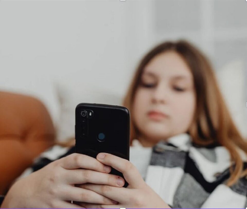 „Alex” este o aplicație mobilă, un asistent digital de sănătate, care va permite monitorizarea continuă la distanță a astmului la copii și tineri