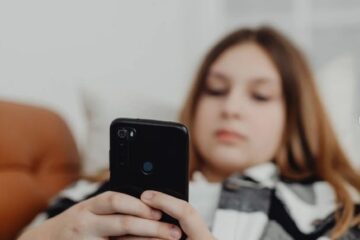 „Alex” este o aplicație mobilă, un asistent digital de sănătate, care va permite monitorizarea continuă la distanță a astmului la copii și tineri