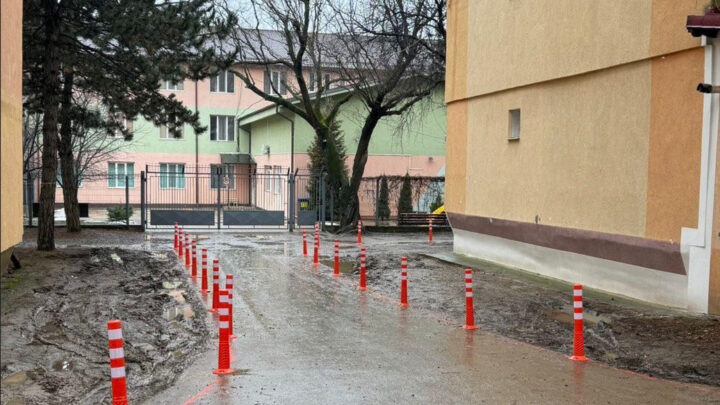 Delimitări cu stâlpișori, pentru ca mașinile să nu parcheze pe anumite spații