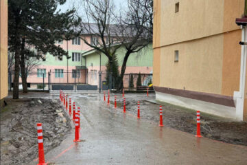 Delimitări cu stâlpișori, pentru ca mașinile să nu parcheze pe anumite spații