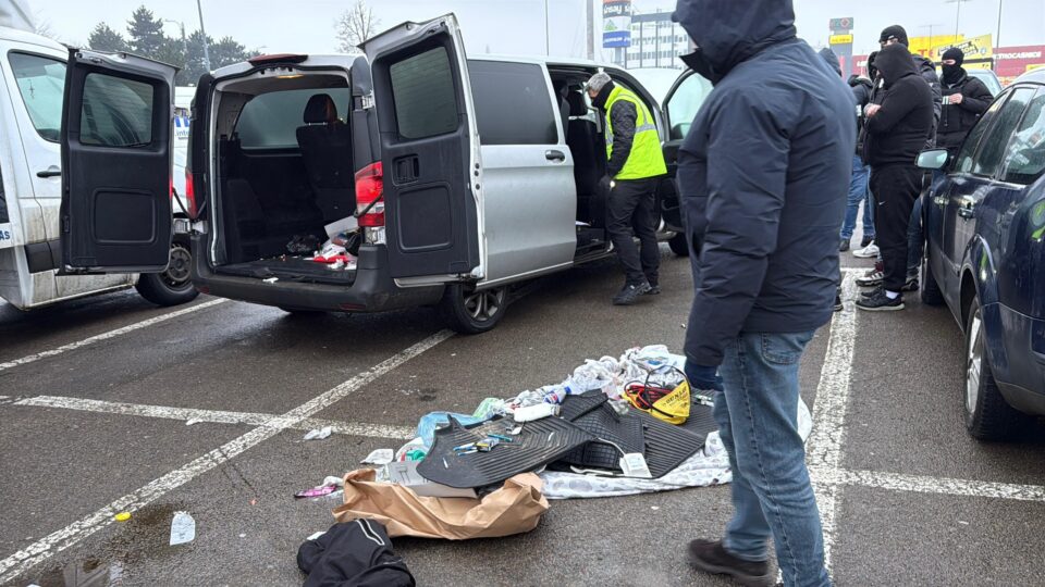 Flagrant la o tranzacție de aproape un kilogram de cocaină, în parcarea unui centru comercial din Suceava