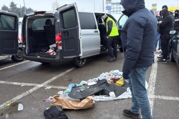 Flagrant la o tranzacție de aproape un kilogram de cocaină, în parcarea unui centru comercial din Suceava