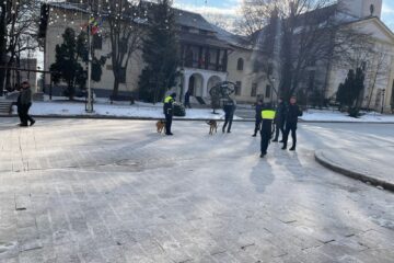 27 de elevi chiulangii, prinși de poliție în cafenele și localuri, în timpul orelor de curs 27 de elevi chiulangii din municipiul Suceava au fost surprinși de polițiști în afara școlilor, în timpul programului de curs, în urma unei acțiuni desfășurate la începutul acestei săptămâni. Acțiunea pentru creșterea gradului de siguranță a elevilor și prevenirea absenteismului școlar s-a desfășurat pe 3 februarie, iar verificările s-au făcut în zona Colegiului Tehnic de Industrie Alimentară Suceava, a Colegiului Național „Ștefan cel Mare”, a Colegiului Național „Petru Rareș” și a Colegiului Național „Mihai Eminescu” Suceava.  „În cadrul acțiunii, polițiștii au efectuat controale la 20 de agenți economici, fiind realizate instruiri privind interzicerea vânzării de băuturi alcoolice, energizante și produse din tutun către minori. Au fost legitimate 44 de persoane, dintre care 27 elevi identificați în situație de absenteism de la orele de curs. Pentru aceștia au fost întocmite informări către conducerile unităților de învățământ de proveniență”, au transmis polițiștii.  În aceste acțiuni s-au implicat efective din cadrul Biroului Siguranță Școlară, Serviciului de Investigare a Criminalității Economice, Serviciului de Investigații Criminale, Serviciului Criminalistic – Compartimentul Canin, Poliției Municipiului Suceava și Inspectoratului de Jandarmi Județean Suceava. Totodată, au fost desfășurate patru activități preventive, prin participarea la ore de curs, cu 115 elevi și cadre didactice de la Colegiul Tehnic de Industrie Alimentară Suceava.  Elevilor le-au fost prezentate aspecte legale privind prevenirea portului fără drept de obiecte periculoase, prevenirea traficului de droguri, precum și interdicțiile și consecințele legale legate de vânzarea și consumul de băuturi alcoolice, energizante și produse din tutun de către minori.  Astfel de acțiuni vor continua și în perioada următoare, siguranța în mediul școlar reprezentând o prioritate pentru polițiștii suceveni.