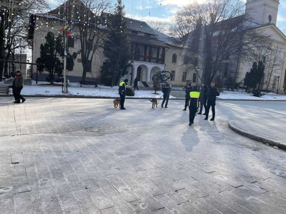 27 de elevi chiulangii, prinși de poliție în cafenele și localuri, în timpul orelor de curs 27 de elevi chiulangii din municipiul Suceava au fost surprinși de polițiști în afara școlilor, în timpul programului de curs, în urma unei acțiuni desfășurate la începutul acestei săptămâni. Acțiunea pentru creșterea gradului de siguranță a elevilor și prevenirea absenteismului școlar s-a desfășurat pe 3 februarie, iar verificările s-au făcut în zona Colegiului Tehnic de Industrie Alimentară Suceava, a Colegiului Național „Ștefan cel Mare”, a Colegiului Național „Petru Rareș” și a Colegiului Național „Mihai Eminescu” Suceava.  „În cadrul acțiunii, polițiștii au efectuat controale la 20 de agenți economici, fiind realizate instruiri privind interzicerea vânzării de băuturi alcoolice, energizante și produse din tutun către minori. Au fost legitimate 44 de persoane, dintre care 27 elevi identificați în situație de absenteism de la orele de curs. Pentru aceștia au fost întocmite informări către conducerile unităților de învățământ de proveniență”, au transmis polițiștii.  În aceste acțiuni s-au implicat efective din cadrul Biroului Siguranță Școlară, Serviciului de Investigare a Criminalității Economice, Serviciului de Investigații Criminale, Serviciului Criminalistic – Compartimentul Canin, Poliției Municipiului Suceava și Inspectoratului de Jandarmi Județean Suceava. Totodată, au fost desfășurate patru activități preventive, prin participarea la ore de curs, cu 115 elevi și cadre didactice de la Colegiul Tehnic de Industrie Alimentară Suceava.  Elevilor le-au fost prezentate aspecte legale privind prevenirea portului fără drept de obiecte periculoase, prevenirea traficului de droguri, precum și interdicțiile și consecințele legale legate de vânzarea și consumul de băuturi alcoolice, energizante și produse din tutun de către minori.  Astfel de acțiuni vor continua și în perioada următoare, siguranța în mediul școlar reprezentând o prioritate pentru polițiștii suceveni.