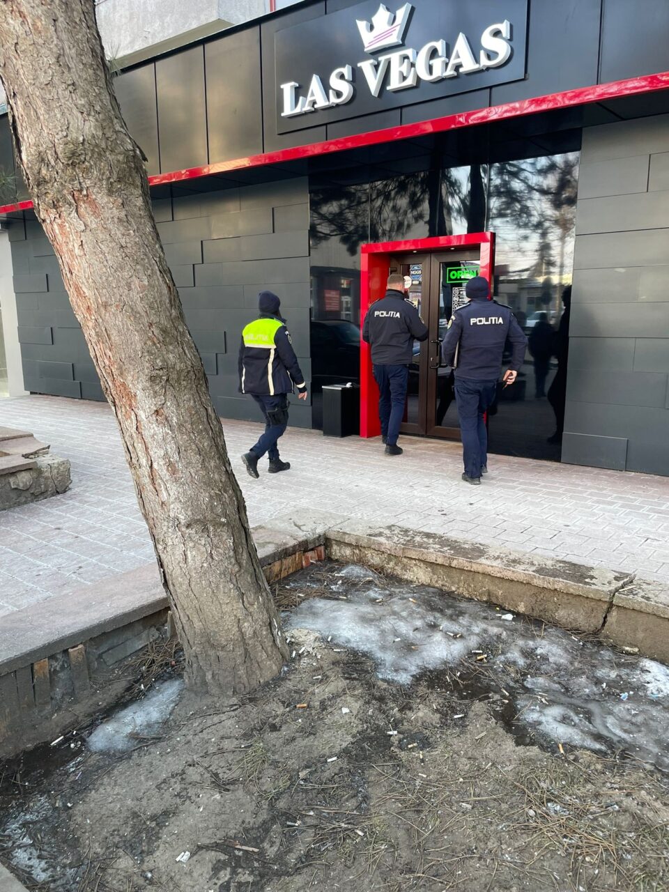27 de elevi chiulangii, prinși de poliție în cafenele și localuri, în timpul orelor de curs