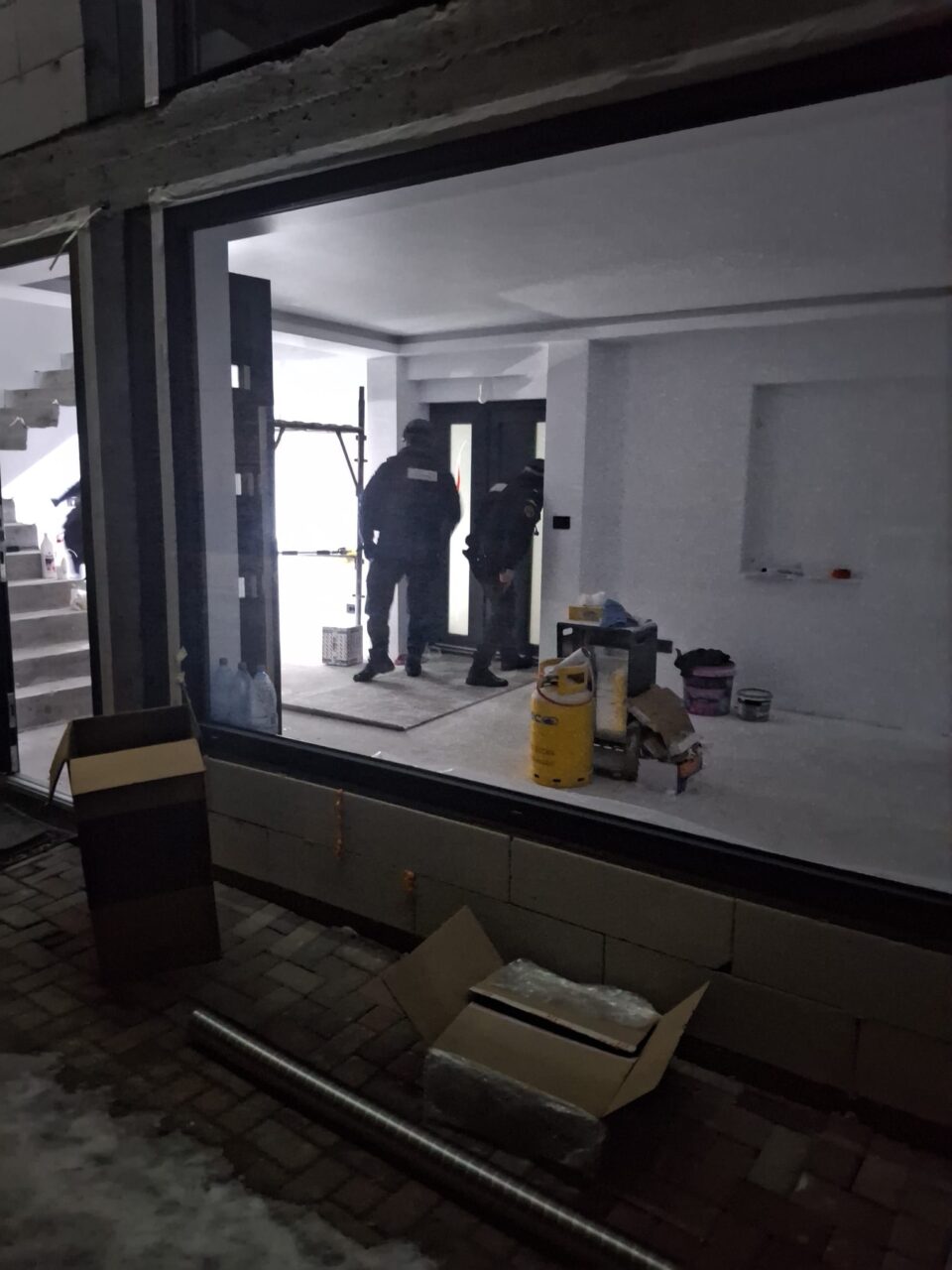 Percheziții ale polițiștilor la o firmă care ar fi participat la licitații de exploatare silvică cu documente falsificate