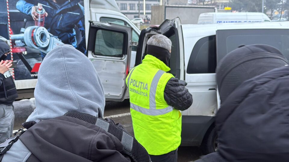 Flagrant la o tranzacție de aproape un kilogram de cocaină, în parcarea unui centru comercial din Suceava