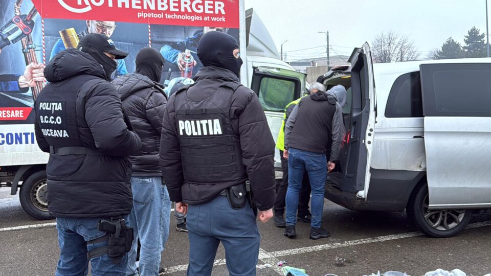 Flagrant la o tranzacție de aproape un kilogram de cocaină, în parcarea unui centru comercial din Suceava