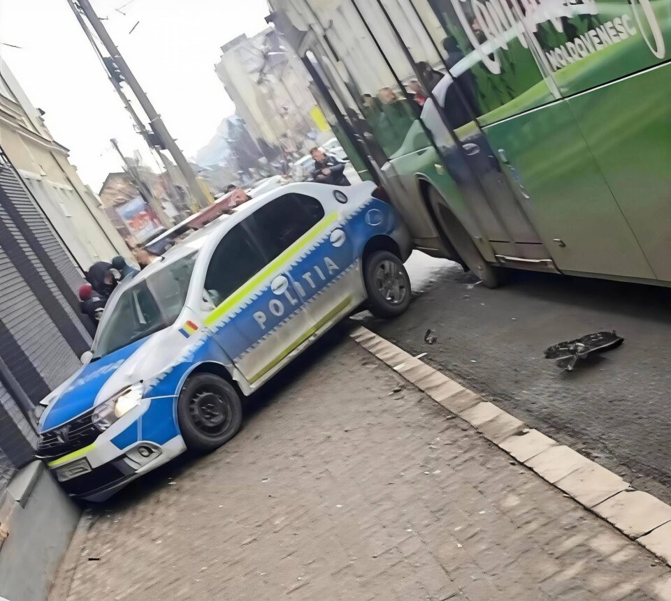 Tânărul care a fugit de polițiști și a provocat tamponări în lanț, arestat pentru 30 de zile