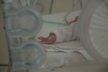 Greutatea sub 1 kg la naștere și malformațiile multiple, printre cauzele care plasează Suceava în topul județelor cu mortalitate la bebeluși