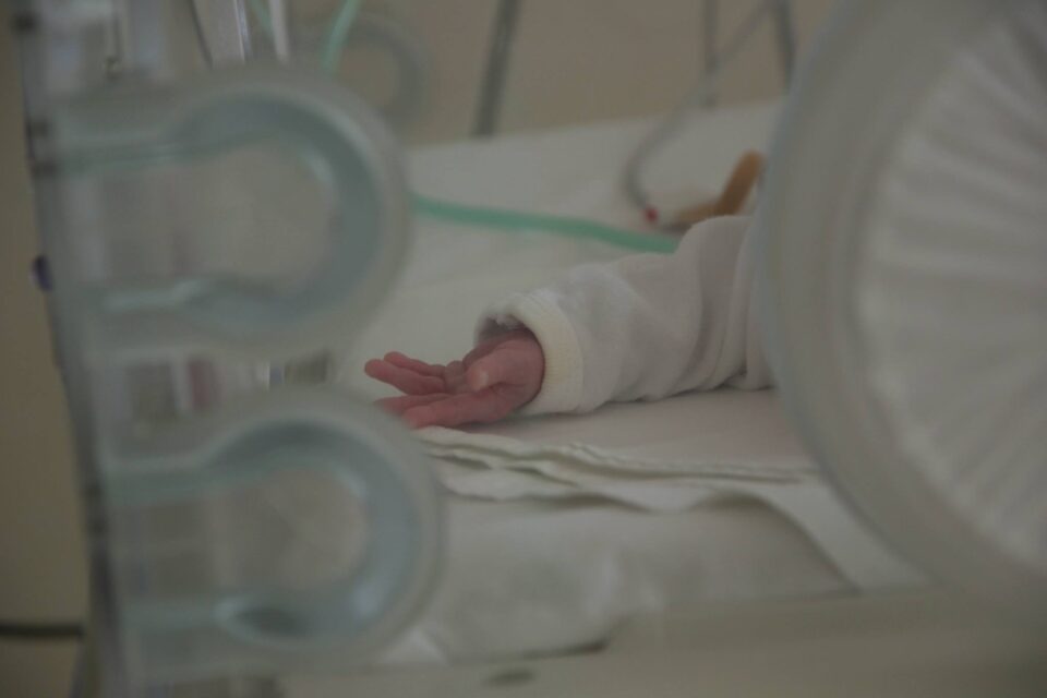 Greutatea sub 1 kg la naștere și malformațiile multiple, printre cauzele care plasează Suceava în topul județelor cu mortalitate la bebeluși