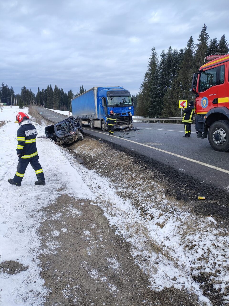 Un bărbat este în stare gravă, după ce autoturismul în care era, scăpat de sub control într-o curbă, s-a lovit de un autotren
