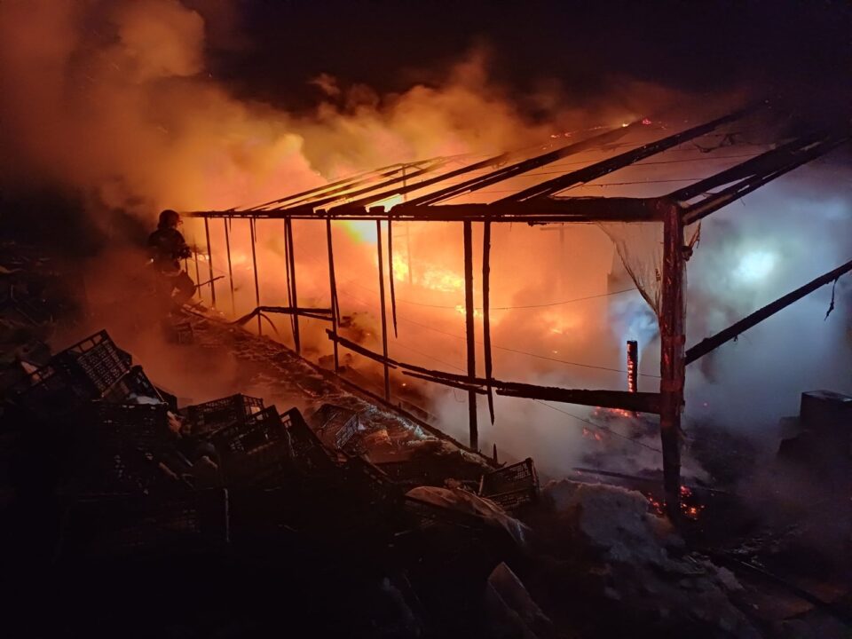 Incendiu la o seră de flori, de la soba care încălzea interiorul