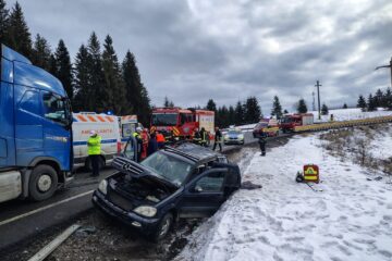 Un bărbat este în stare gravă, după ce autoturismul în care era, scăpat de sub control într-o curbă, s-a lovit de un autotren