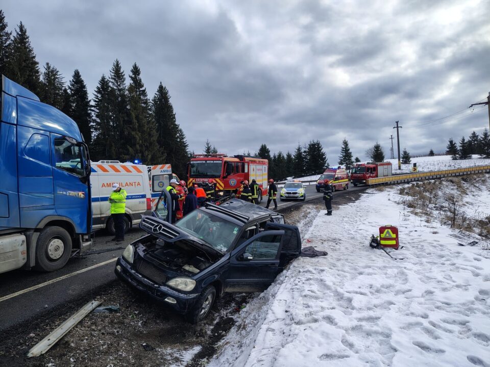 Un bărbat este în stare gravă, după ce autoturismul în care era, scăpat de sub control într-o curbă, s-a lovit de un autotren