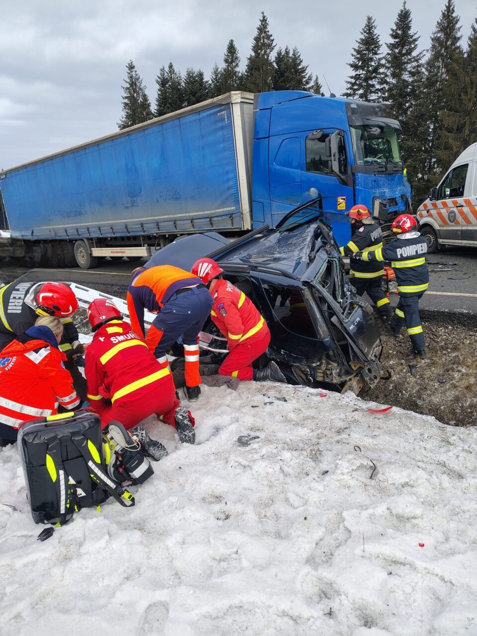 Tânăr mort după ce un autoturism scăpat de sub control în curbă a intrat într-un autotren