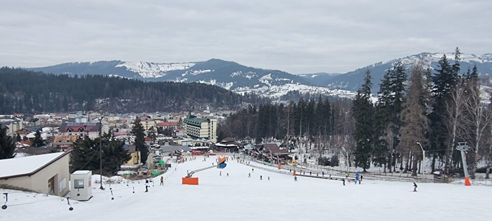 Hotelul Bradul din Vatra Dornei oferă turiștilor programul „Ski în Bucovina”, cu cele mai bune oferte de cazare și ski-pass inclus