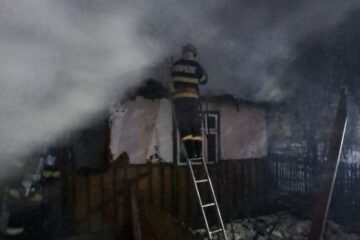 Un bătrân de 99 de ani a murit în locuința sa, după ce aceasta a luat foc