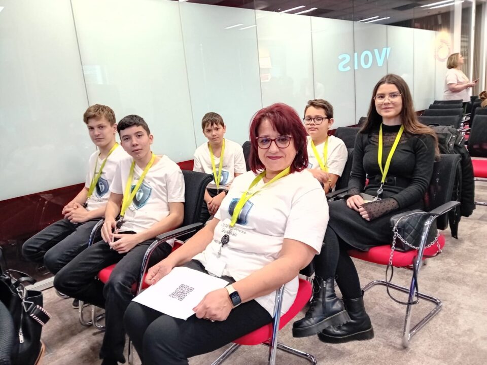 Elevii din Salcea, premiați la București, pentru o aplicație care monitorizează timpul petrecut pe internet