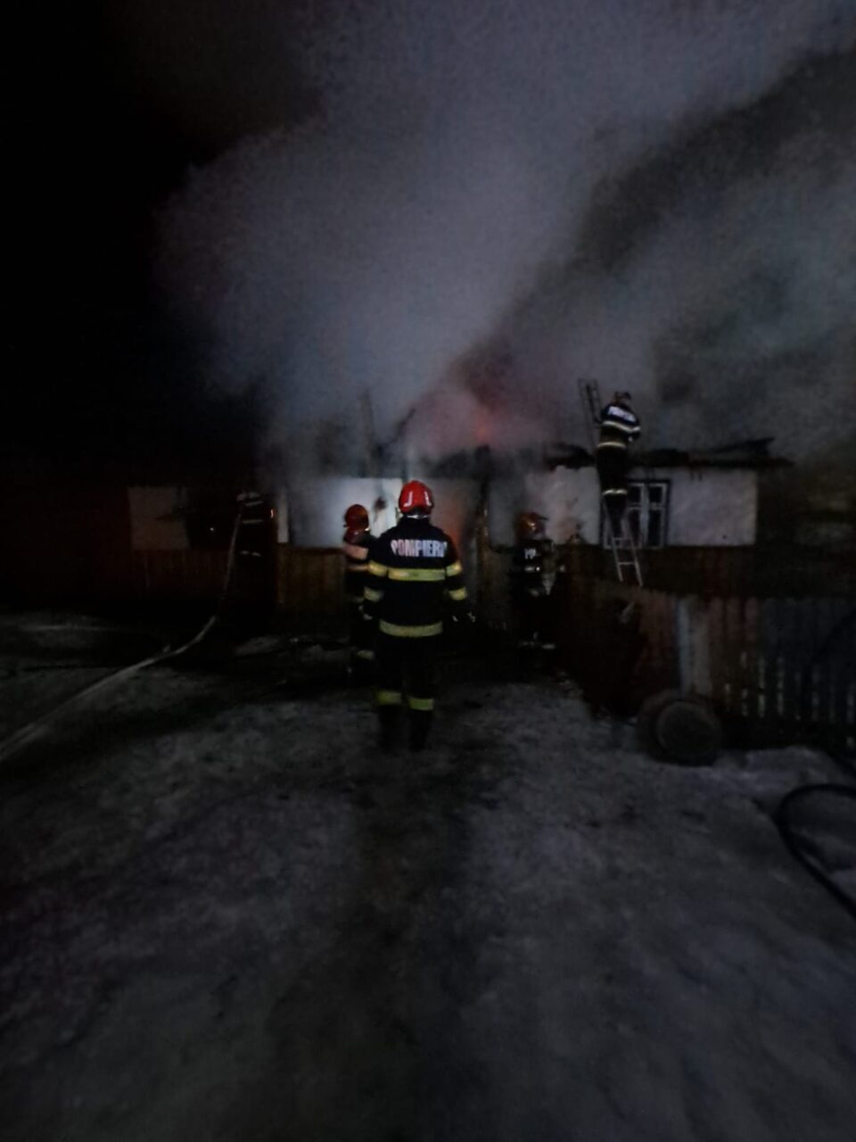 Un bătrân de 99 de ani a murit în locuința sa, după ce aceasta a luat foc