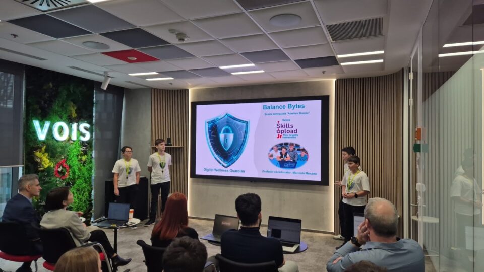 Elevii din Salcea, premiați la București, pentru o aplicație care monitorizează timpul petrecut pe internet