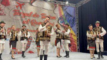 Vizitatorii standului județului Suceava de la Târgul de Turism al României primesc pașaportul turistic al Bucovinei