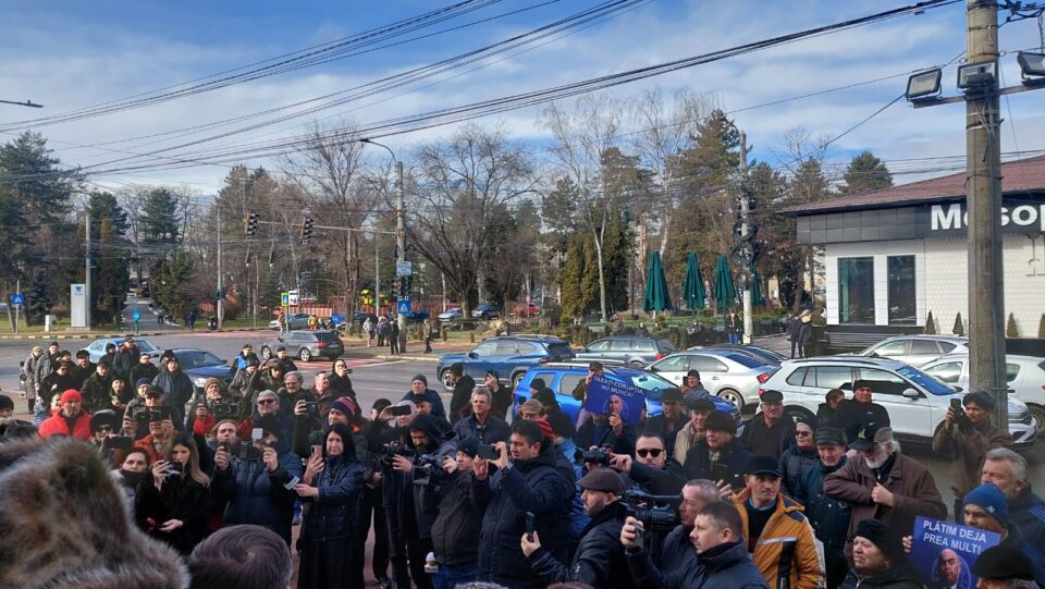 Jurnaliști agresați la protestul inițiat de AUR, în fața Primăriei Suceava