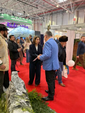 Vizitatorii standului județului Suceava de la Târgul de Turism al României primesc pașaportul turistic al Bucovinei