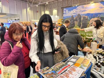 Vizitatorii standului județului Suceava de la Târgul de Turism al României primesc pașaportul turistic al Bucovinei