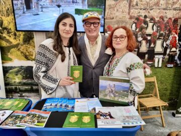 Vizitatorii standului județului Suceava de la Târgul de Turism al României primesc pașaportul turistic al Bucovinei