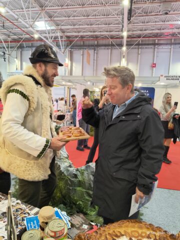 Vizitatorii standului județului Suceava de la Târgul de Turism al României primesc pașaportul turistic al Bucovinei