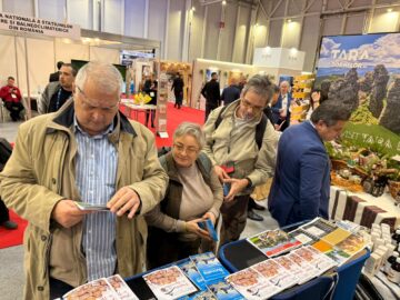 Vizitatorii standului județului Suceava de la Târgul de Turism al României primesc pașaportul turistic al Bucovinei