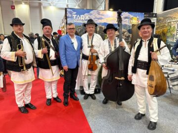 Vizitatorii standului județului Suceava de la Târgul de Turism al României primesc pașaportul turistic al Bucovinei